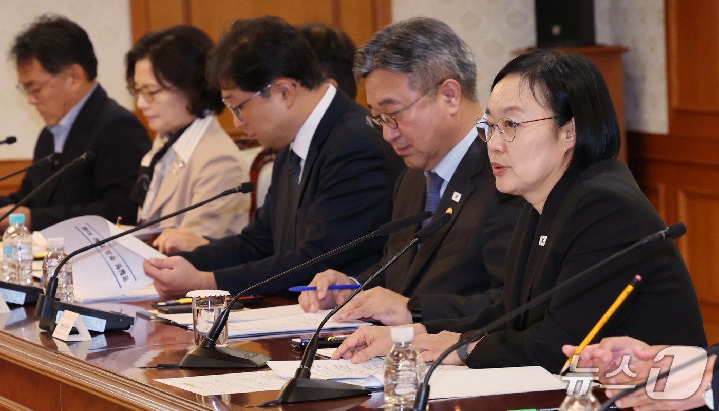 (서울=뉴스1) 이종덕 기자 = 한성숙 국무총리가 14일 서울 종로구 정부서울청사에서 열린 경찰개혁위원회 1차 회의를 주재하고 있다. 2026.10.14/뉴스1