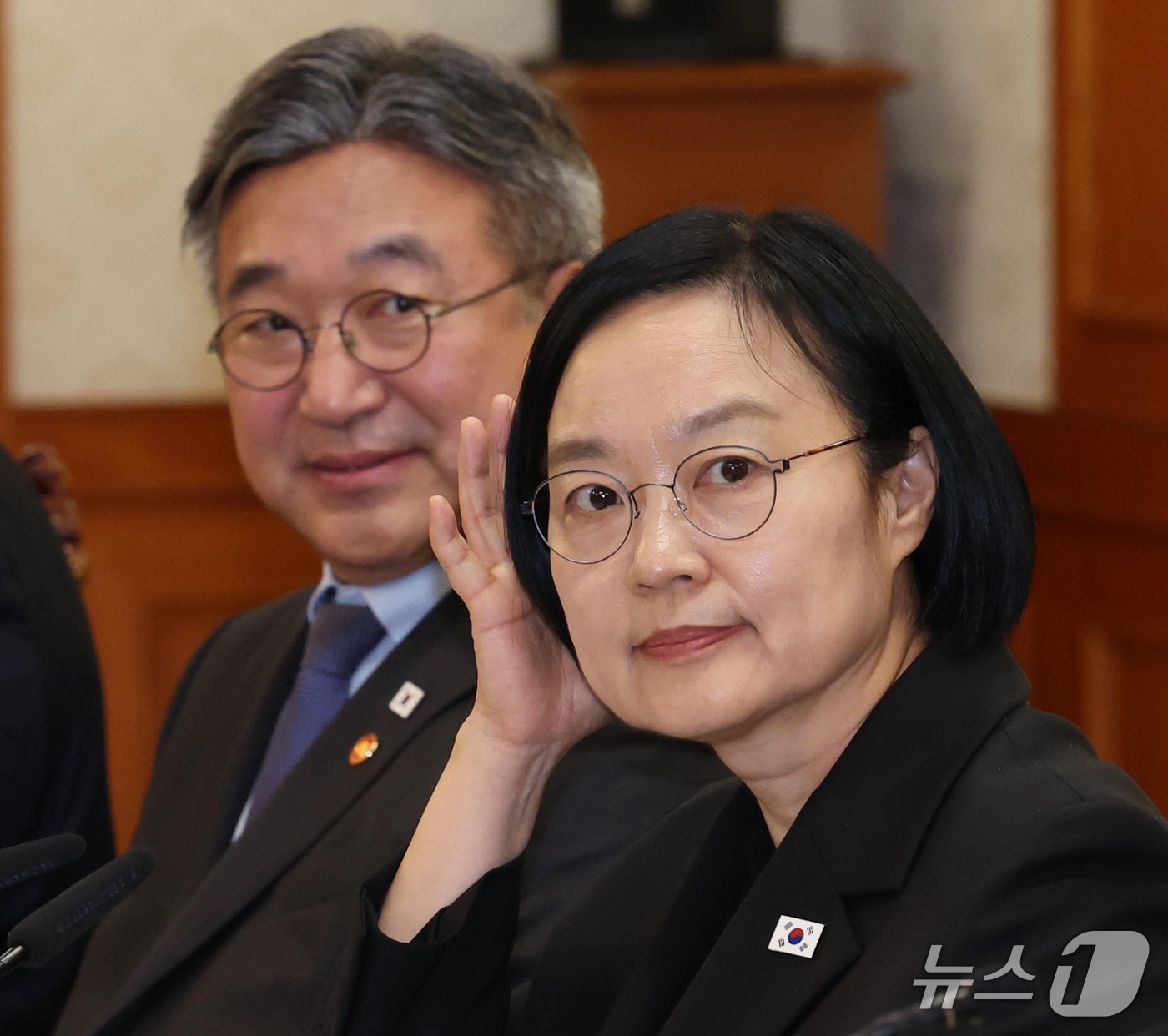 (서울=뉴스1) 이종덕 기자 = 한성숙 국무총리가 14일 서울 종로구 정부서울청사에서 열린 경찰개혁위원회 1차 회의에 참석해 민간위원들과 인사를 나누고 있다. 2026.10.14/ …
