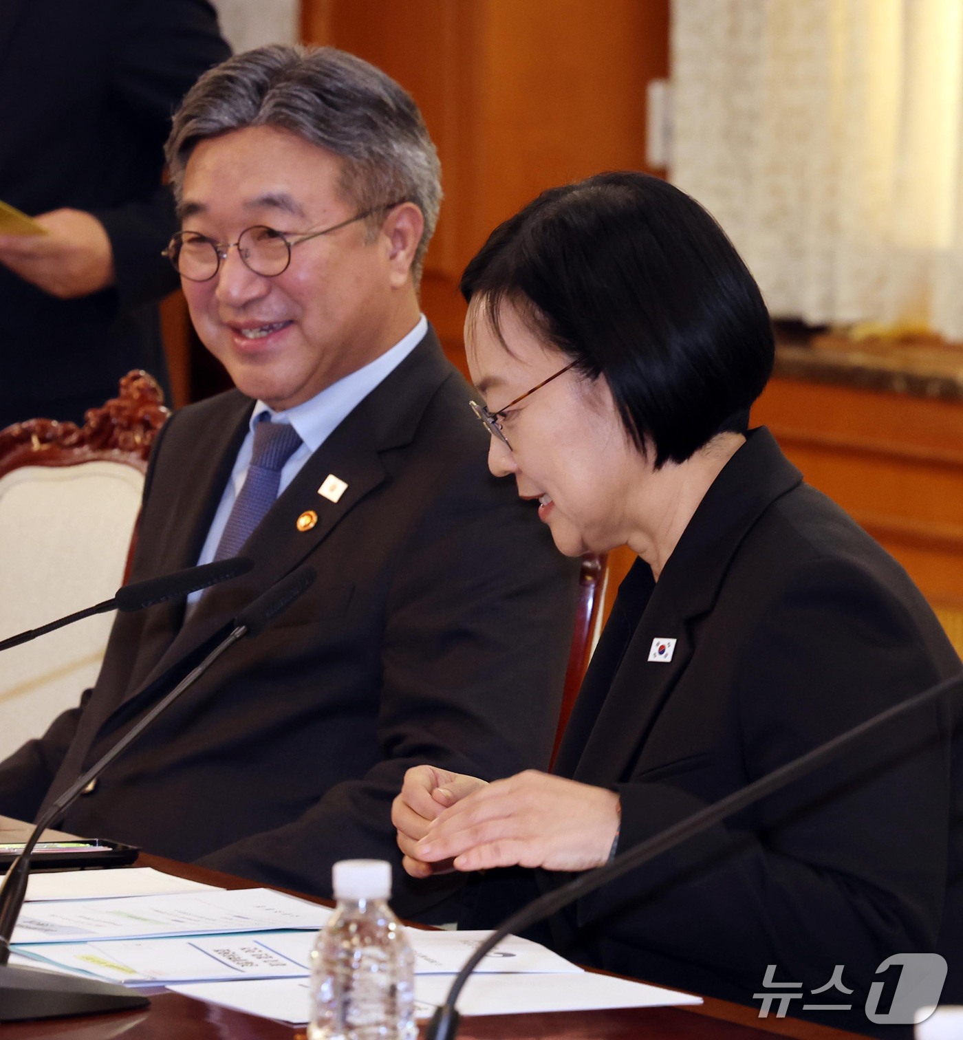 (서울=뉴스1) 이종덕 기자 = 한성숙 국무총리가 14일 서울 종로구 정부서울청사에서 열린 경찰개혁위원회 1차 회의에서 윤호중 행정안전부 장관과 인사를 나누고 있다. 2026.10 …