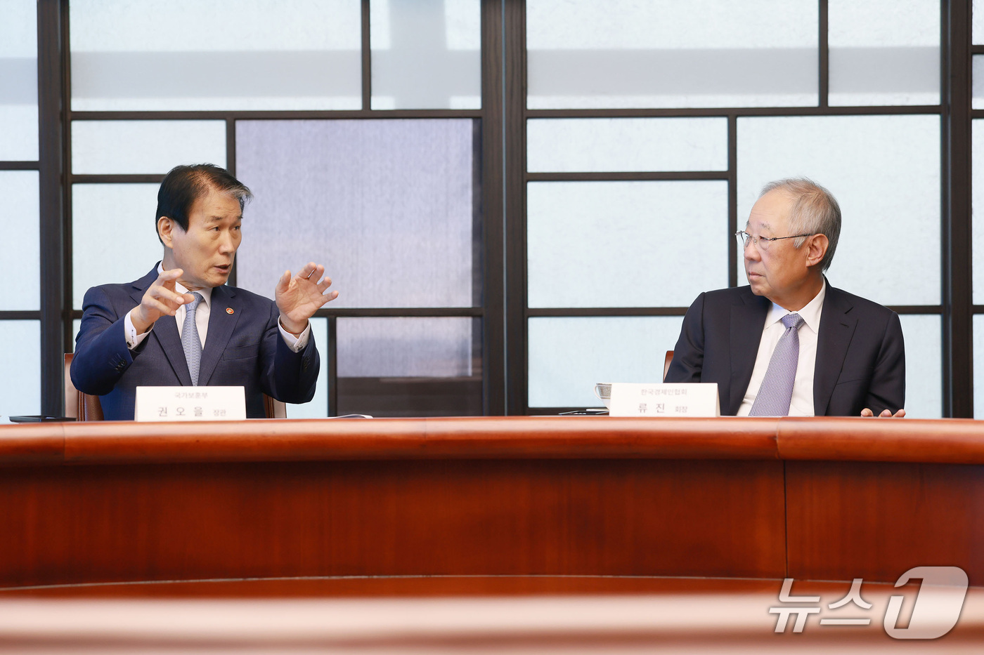 (서울=뉴스1) = 류진 한경협 회장과 권오을 국가보훈부 장관이 15일 FKI타워에서 열린 '국가보훈부-한국경제인협회 보훈 협력 확대 간담회'에 참석해 협력방안에 대해 논의하고 있 …