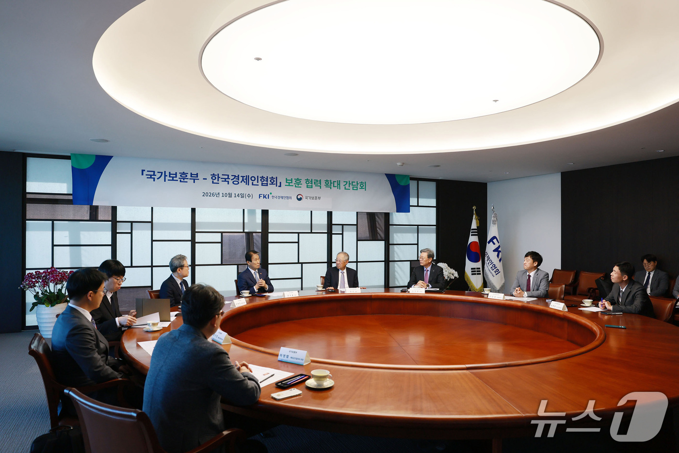 (서울=뉴스1) = 류진 한경협 회장과 권오을 국가보훈부 장관이 15일 FKI타워에서 열린 '국가보훈부-한국경제인협회 보훈 협력 확대 간담회'에 참석해 협력방안에 대해 논의하고 있 …