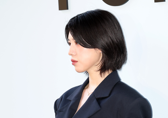 미요시 아야카, 배꼽 피어싱 눈길