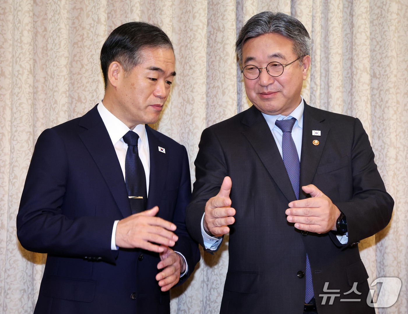 (서울=뉴스1) 이종덕 기자 = 윤호중 행정안전부 장관이 14일 서울 종로구 정부서울청사에서 열린 경찰개혁위원회 위촉식에서 김종철 경찰청장 직무대행과 이야기를 나누고 있다. 202 …