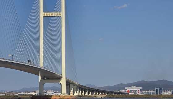 [르포]벌써 줄선 트럭들·삼엄한 경비…개통 하루 앞 신압록강대교