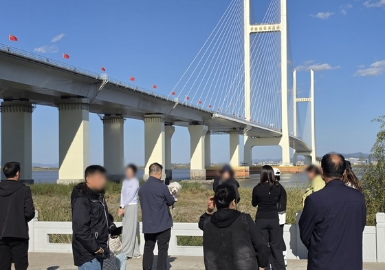 [포토] 개통 하루 앞둔 신압록강대교 찾은 관광객들