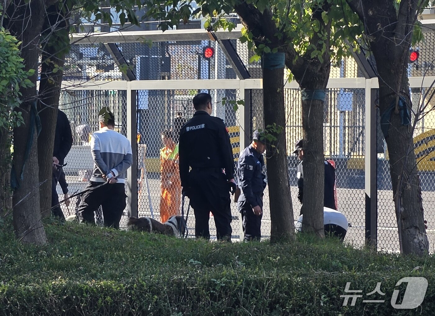 본문 이미지 - 신압록강대교 정식 개통을 하루 앞둔 14일 중국 랴오닝성 단둥의 중국 측 해관(세관) 인근에서 공안들이 경찰견과 함께 주변을 점검하고 있다. 2026.10.14. ⓒ 단둥=뉴스1 노민호 특파원