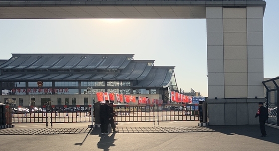[포토] 양국 국기 내걸린 中 해관…입구 지키는 공안