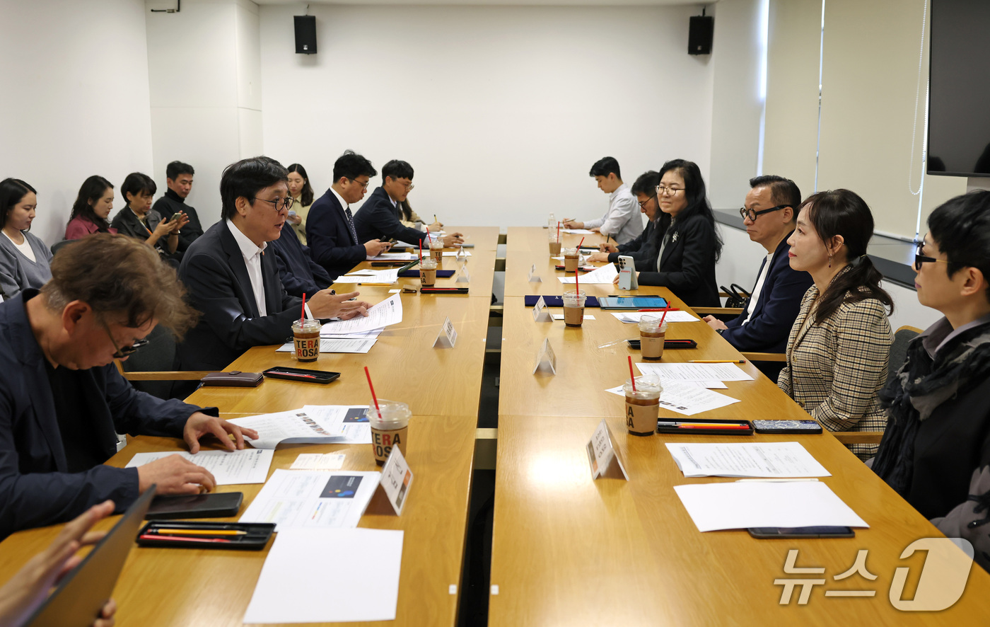 (서울=뉴스1) = 최휘영 문화체육관광부 장관이 14일 서울 종로구 국립현대미술관 서울관에서 열린 문화예술정책자문위원회 웹툰 분과 제4차 회의를 주재하고 있다. (문화체육관광부 제 …