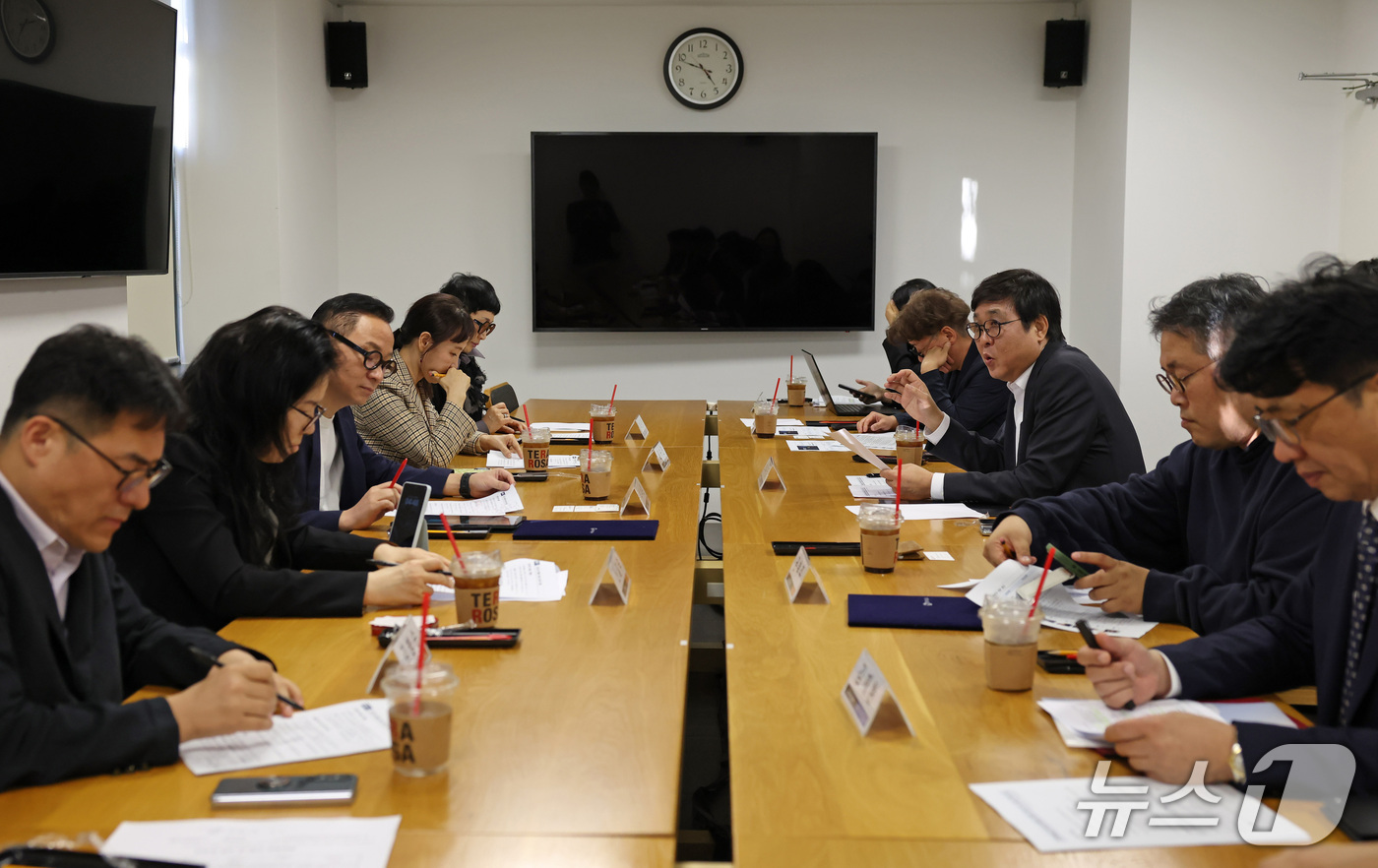 (서울=뉴스1) = 최휘영 문화체육관광부 장관이 14일 서울 종로구 국립현대미술관 서울관에서 열린 문화예술정책자문위원회 웹툰 분과 제4차 회의를 주재하고 있다. (문화체육관광부 제 …