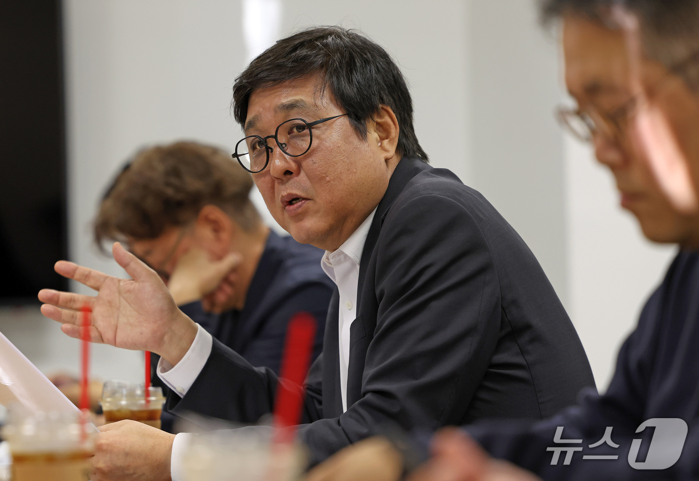(서울=뉴스1) = 최휘영 문화체육관광부 장관이 14일 서울 종로구 국립현대미술관 서울관에서 열린 문화예술정책자문위원회 웹툰 분과 제4차 회의를 주재하고 있다. (문화체육관광부 제 …