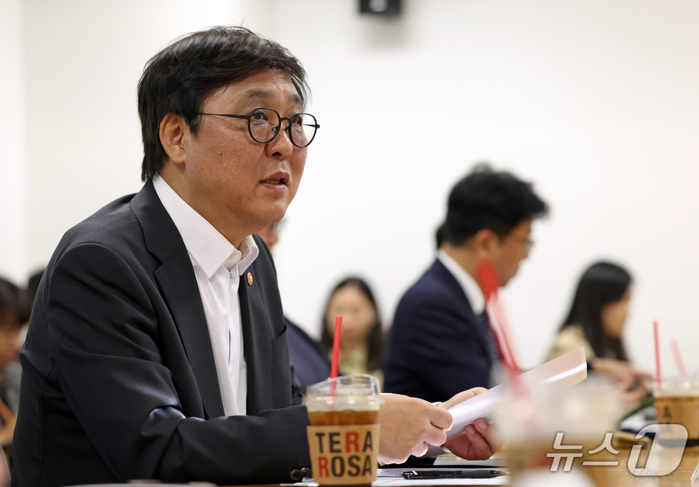(서울=뉴스1) = 최휘영 문화체육관광부 장관이 14일 서울 종로구 국립현대미술관 서울관에서 열린 문화예술정책자문위원회 웹툰 분과 제4차 회의를 주재하고 있다. (문화체육관광부 제 …