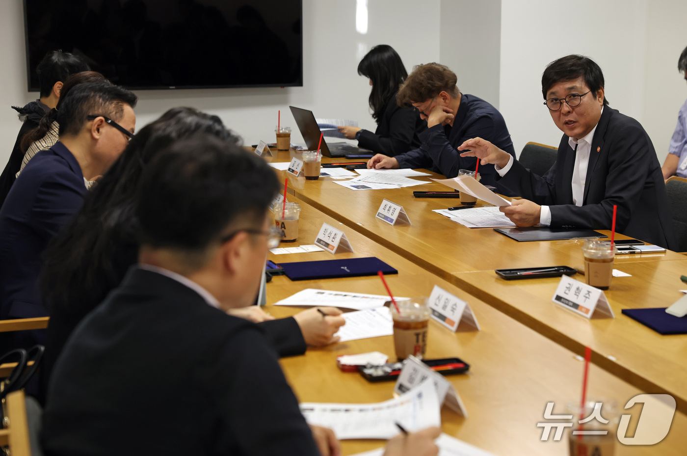 (서울=뉴스1) = 최휘영 문화체육관광부 장관이 14일 서울 종로구 국립현대미술관 서울관에서 열린 문화예술정책자문위원회 웹툰 분과 제4차 회의를 주재하고 있다. (문화체육관광부 제 …