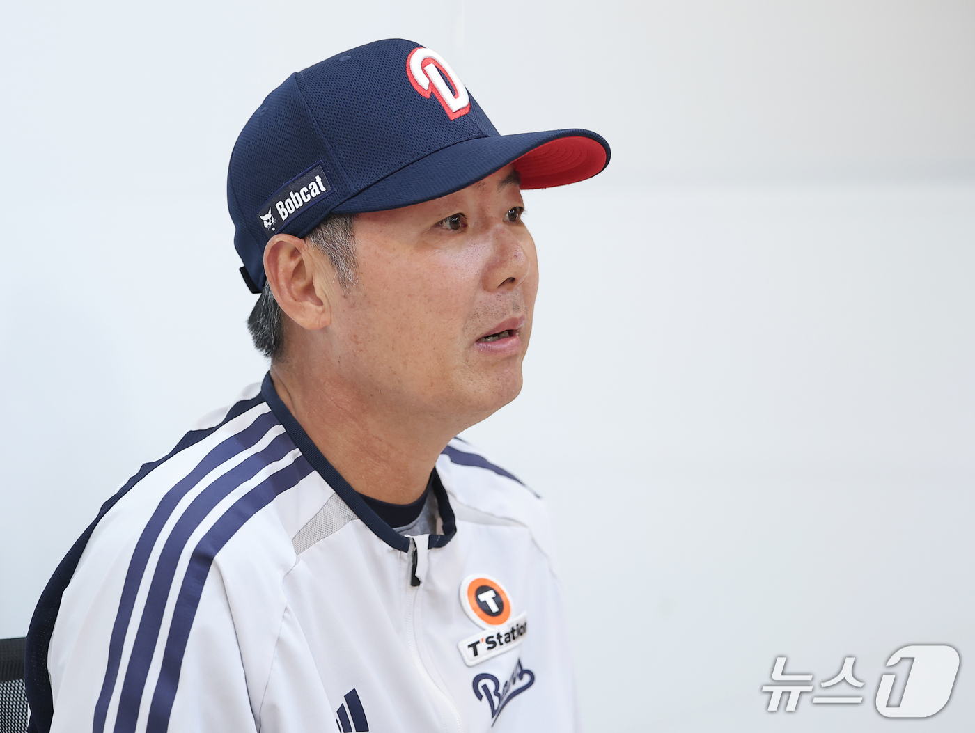 (서울=뉴스1) 김진환 기자 = 김원형 두산 베어스 감독이 14일 서울 송파구 잠실야구장에서 열리는 LG 트윈스와의 2026 신한 SOL KBO 포스트시즌 와일드카드 결정전 1차전 …