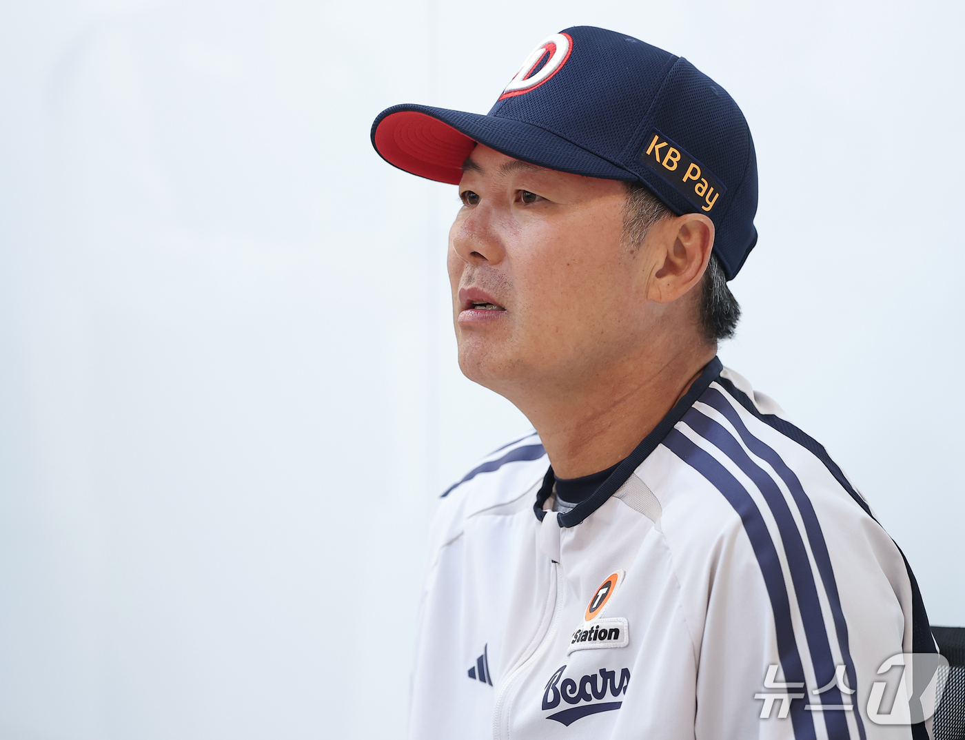 (서울=뉴스1) 김진환 기자 = 김원형 두산 베어스 감독이 14일 서울 송파구 잠실야구장에서 열리는 LG 트윈스와의 2026 신한 SOL KBO 포스트시즌 와일드카드 결정전 1차전 …