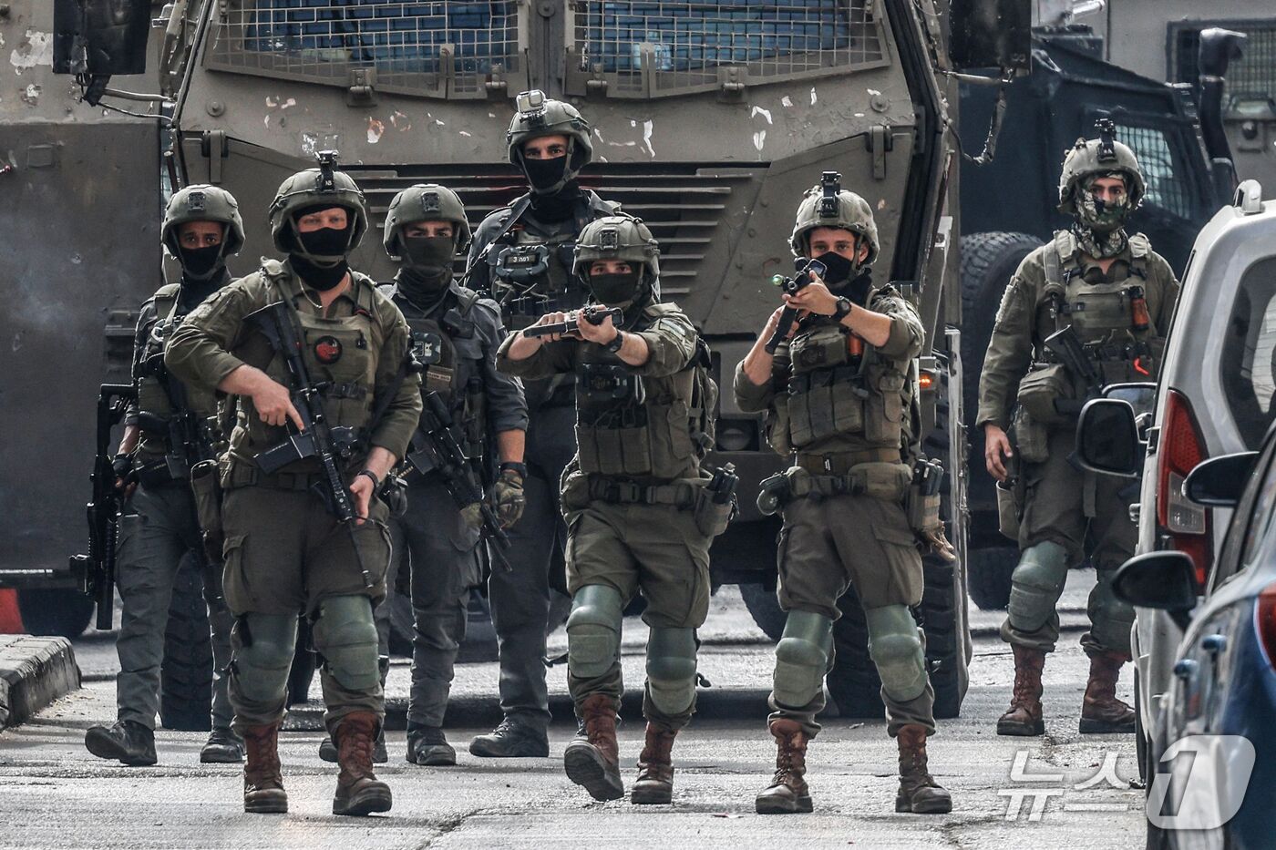 (라말라 AFP=뉴스1) 김범수 기자 = 13일(현지시간) 이스라엘이 점령 중인 요르단강 서안지구 라말라의 정부 병원에서 이스라엘 군인들이 경계 태세를 취하고 있다. 이날 이스라엘 …