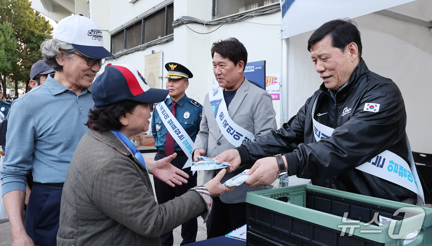 (서울=뉴스1) 박지혜 기자 = 허구연 KBO 총재(왼쪽)가 14일 서울 송파구 잠실야구장 중앙매표소 앞에서 암표 근절 캠페인을 펼치고 있다. 2026.10.14/뉴스1