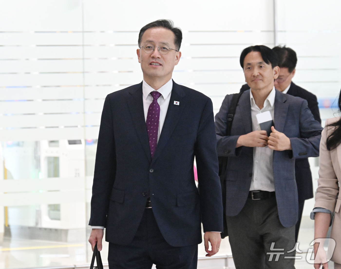 (서울=뉴스1) = 이형일 경제부총리 겸 재정경제부 장관이 14일 G20·G7 재무장관회의 및 IMF·WB 연차총회 참석차 인천국제공항 제2여객터미널을 통해 태국 방콕으로 출국하고 …
