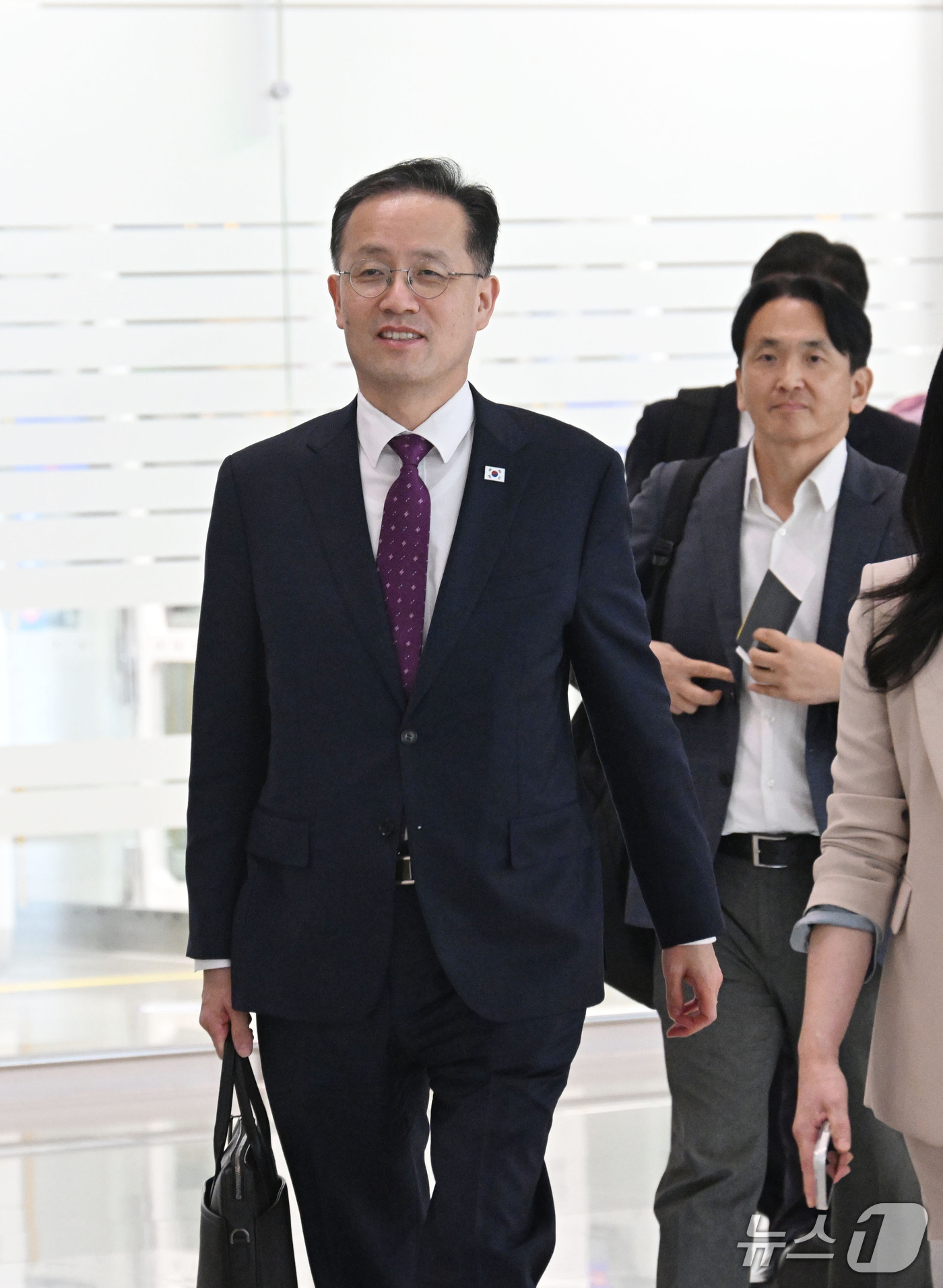 (서울=뉴스1) = 이형일 경제부총리 겸 재정경제부 장관이 14일 G20·G7 재무장관회의 및 IMF·WB 연차총회 참석차 인천국제공항 제2여객터미널을 통해 태국 방콕으로 출국하고 …