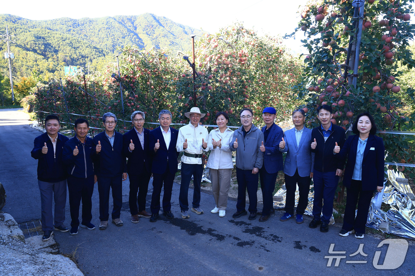 (서울=뉴스1) = 송미령 농림축산식품부 장관이 14일 경남 함양군의 사과 재배 농가를 방문해 관계자들과 기념촬영을 하고 있다. (농림축산식품부 제공. 재판매 및 DB 금지) 20 …