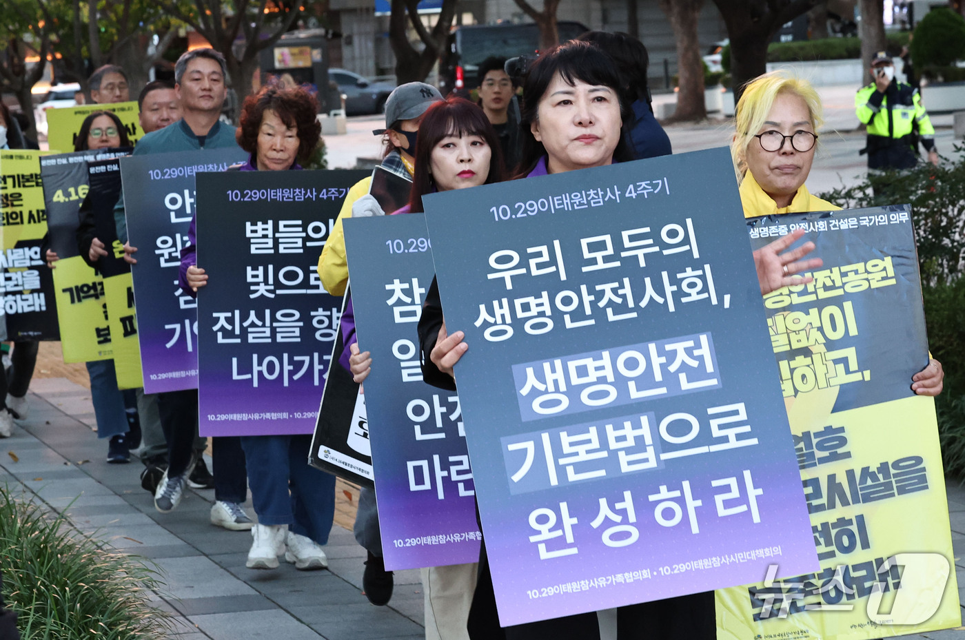 (서울=뉴스1) 이종수 기자 = 이태원 참사 4주기를 앞둔 14일 오후 서울 종로구 광화문광장에서 열린 전국 동시다발 피케팅 ‘행동의 날’에서 이태원 참사와 세월호 참사 관련 참가 …