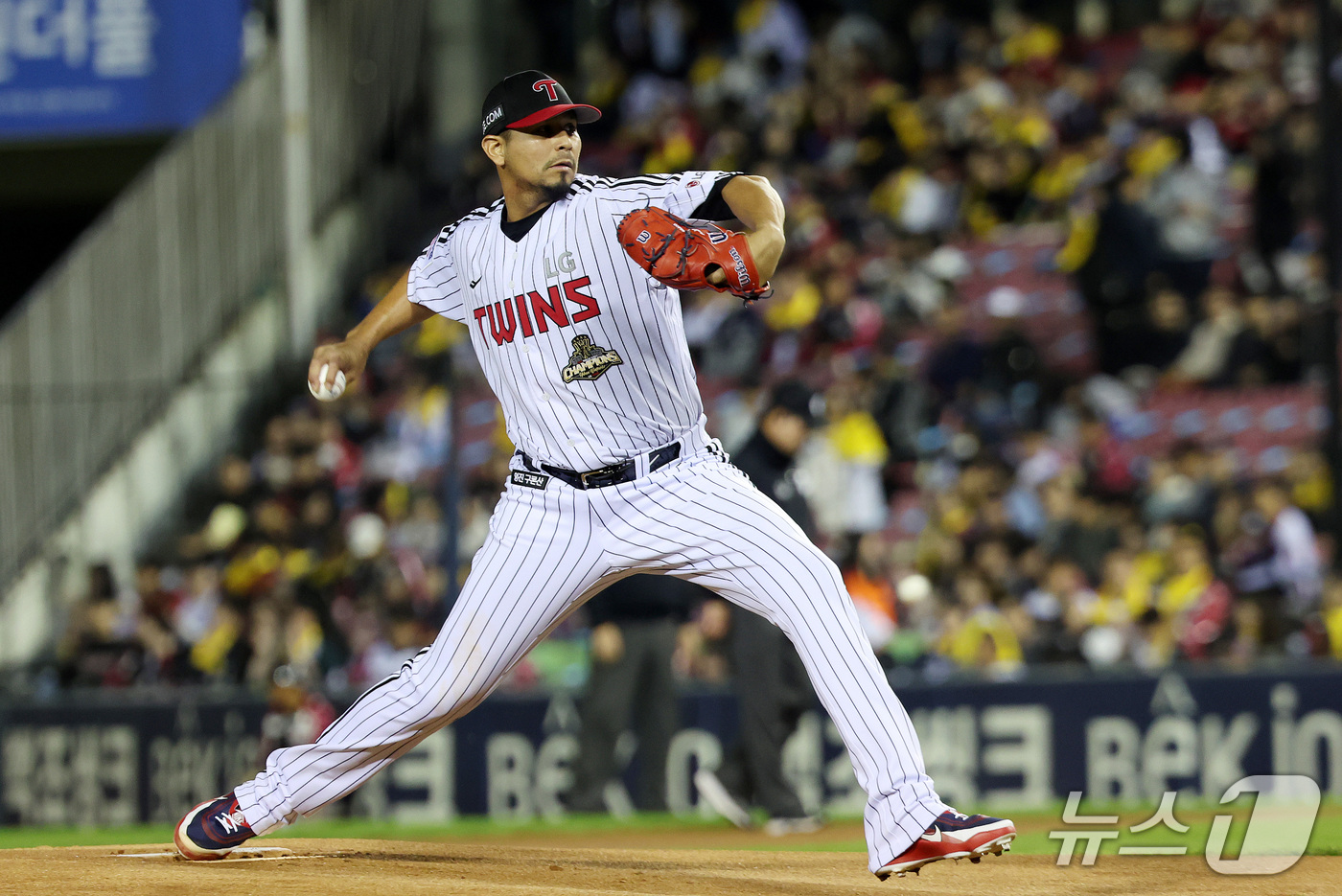 (서울=뉴스1) 박지혜 기자 = 14일 서울 잠실야구장에서 열린 2026 신한 SOL KBO 포스트시즌 와일드카드 결정전 1차전, LG 트윈스와 두산 베어스의 경기에서 LG 선발투 …