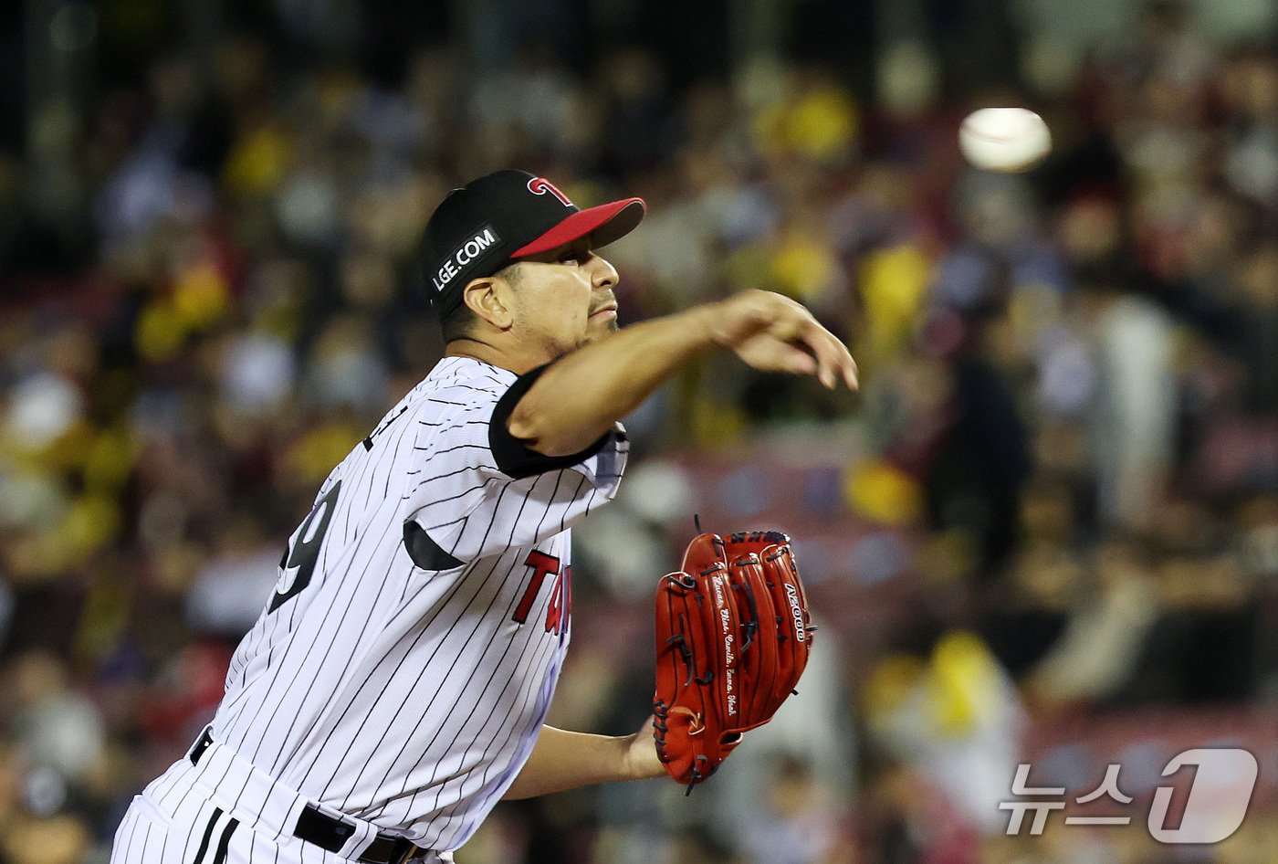(서울=뉴스1) 박지혜 기자 = 14일 서울 잠실야구장에서 열린 2026 신한 SOL KBO 포스트시즌 와일드카드 결정전 1차전, LG 트윈스와 두산 베어스의 경기에서 LG 선발투 …