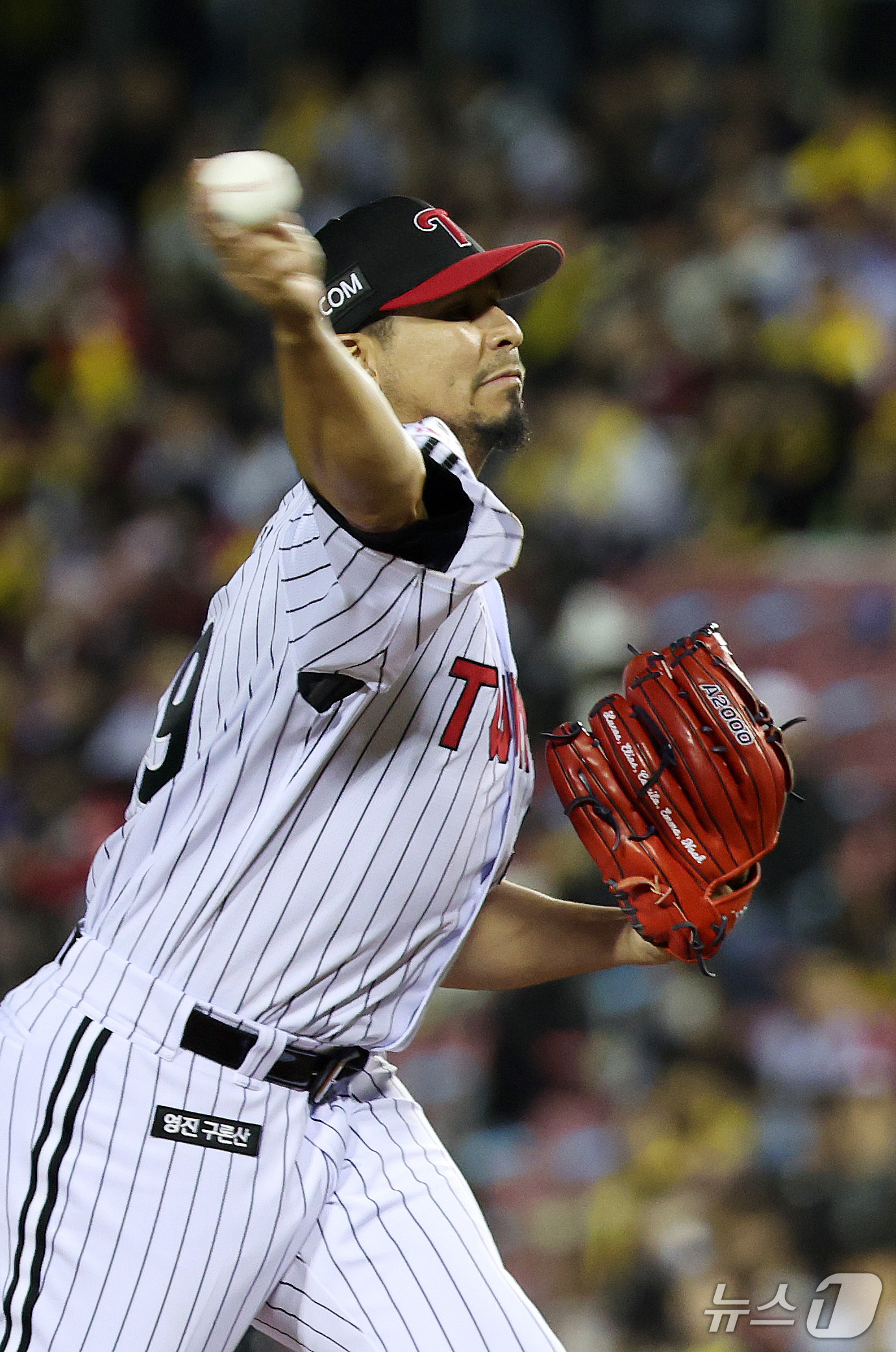 (서울=뉴스1) 박지혜 기자 = 14일 서울 잠실야구장에서 열린 2026 신한 SOL KBO 포스트시즌 와일드카드 결정전 1차전, LG 트윈스와 두산 베어스의 경기에서 LG 선발투 …