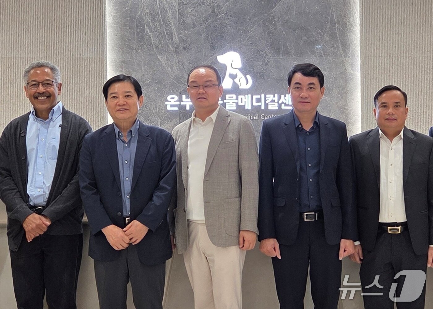 본문 이미지 - 조디 룰리치 미국 미네소타대 교수(왼쪽)는 14일 온누리동물메디컬센터를 방문했다. ⓒ 뉴스1 최서윤 기자
