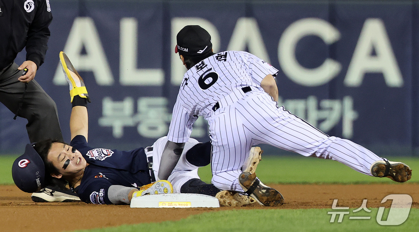 (서울=뉴스1) 박지혜 기자 = 14일 서울 잠실야구장에서 열린 2026 신한 SOL KBO 포스트시즌 와일드카드 결정전 1차전 LG 트윈스와 두산 베어스의 경기에서 1회초 무사 …