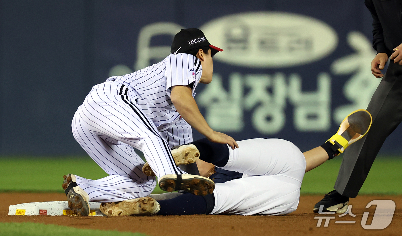 (서울=뉴스1) 김진환 기자 = 14일 오후 서울 송파구 잠실야구장에서 열린 프로야구 '2026 신한 SOL KBO 와일드카드 결정전 1차전' 두산 베어스와 LG 트윈스의 경기, …