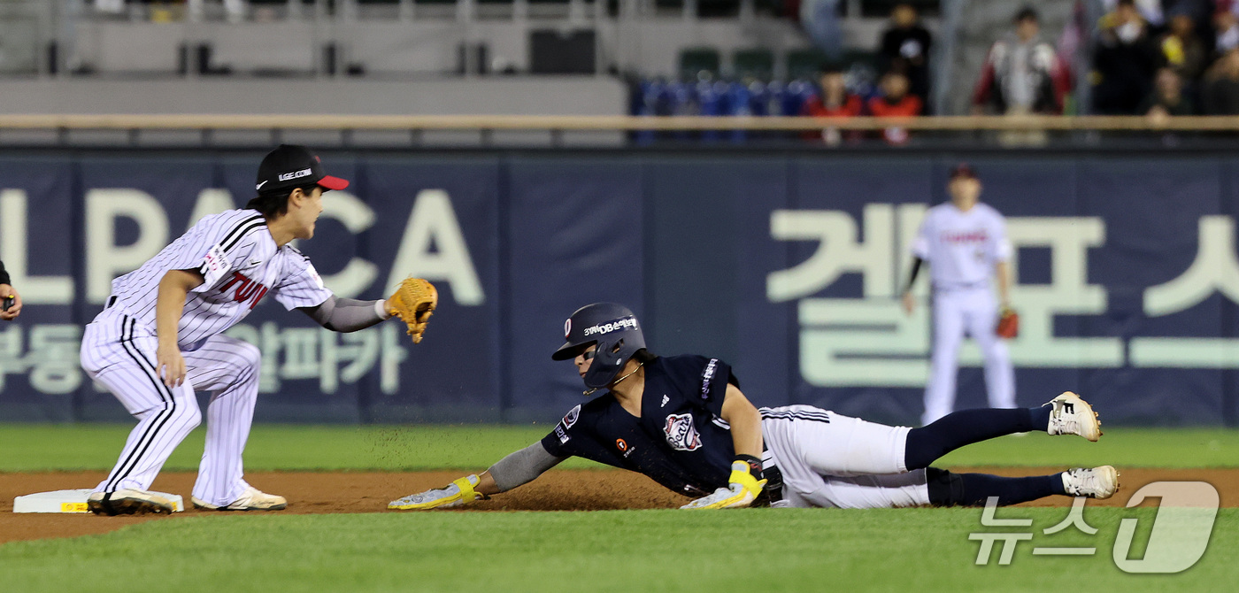 (서울=뉴스1) 박지혜 기자 = 14일 서울 잠실야구장에서 열린 2026 신한 SOL KBO 포스트시즌 와일드카드 결정전 1차전 LG 트윈스와 두산 베어스의 경기에서 1회초 무사 …
