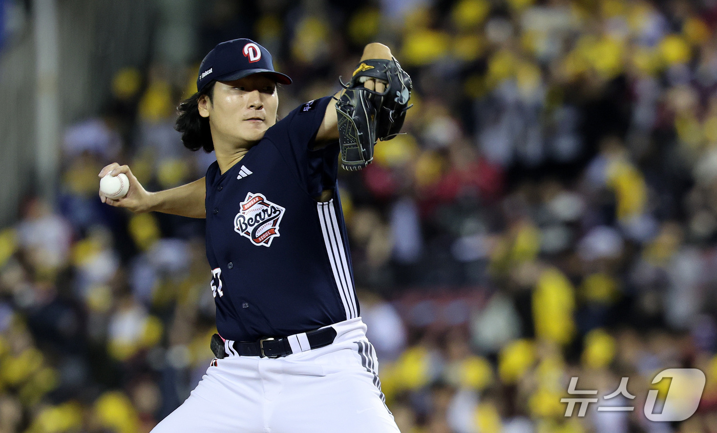 (서울=뉴스1) 박지혜 기자 = 14일 서울 잠실야구장에서 열린 2026 신한 SOL KBO 포스트시즌 와일드카드 결정전 1차전, LG 트윈스와 두산 베어스의 경기에서 두산 선발투 …