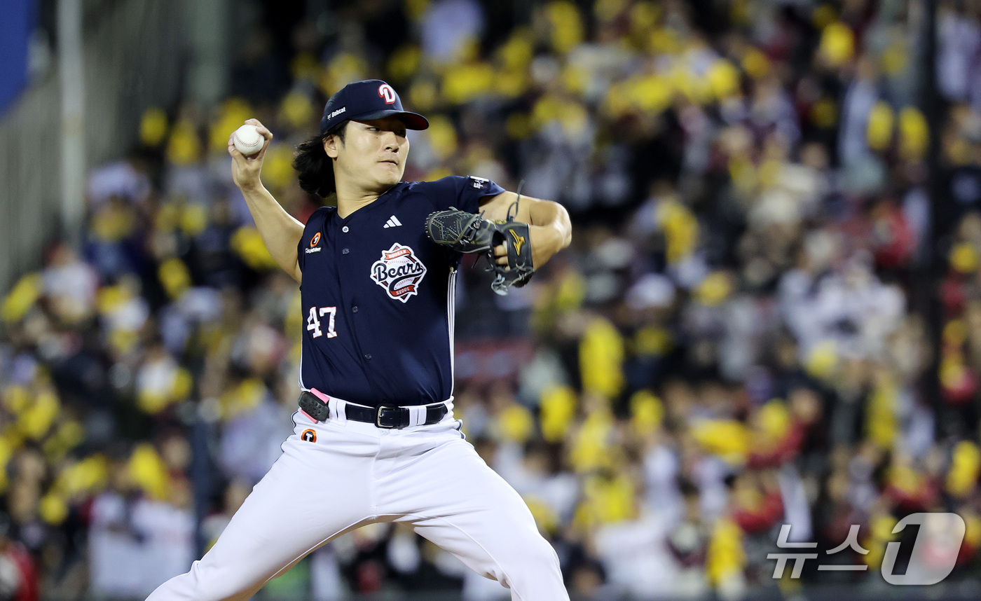 (서울=뉴스1) 박지혜 기자 = 14일 서울 잠실야구장에서 열린 2026 신한 SOL KBO 포스트시즌 와일드카드 결정전 1차전, LG 트윈스와 두산 베어스의 경기에서 두산 선발투 …