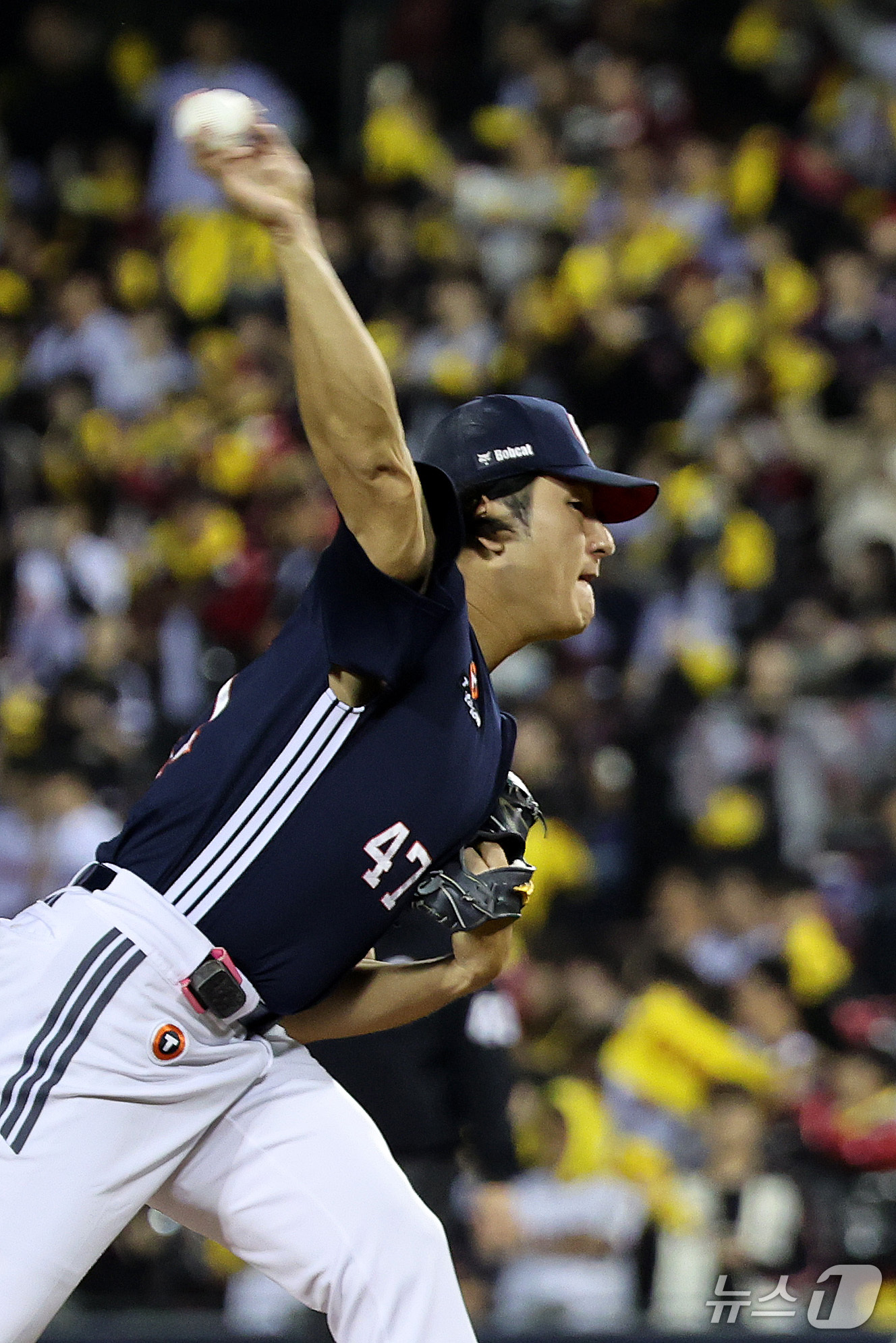 (서울=뉴스1) 박지혜 기자 = 14일 서울 잠실야구장에서 열린 2026 신한 SOL KBO 포스트시즌 와일드카드 결정전 1차전, LG 트윈스와 두산 베어스의 경기에서 두산 선발투 …