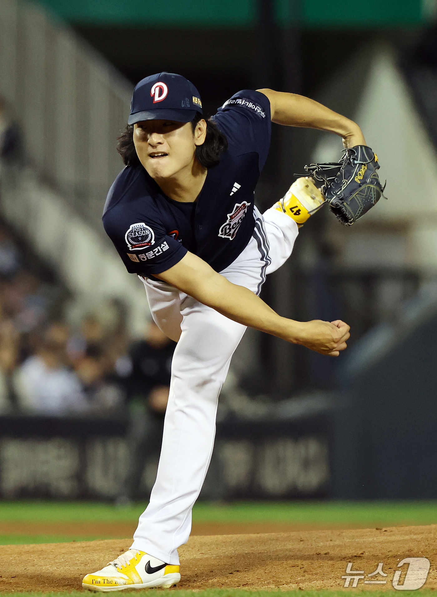 (서울=뉴스1) 김진환 기자 = 14일 오후 서울 송파구 잠실야구장에서 열린 프로야구 '2026 신한 SOL KBO 와일드카드 결정전 1차전' 두산 베어스와 LG 트윈스의 경기, …