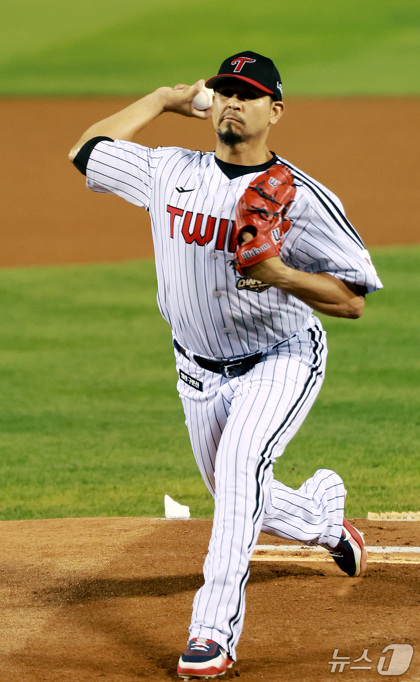 (서울=뉴스1) 이호윤 기자 = 14일 서울 송파구 잠실야구장에서 열린 프로야구 '2026 신한 SOL KBO 와일드카드 결정전 1차전' 두산 베어스와 LG 트윈스의 경기, 1회초 …