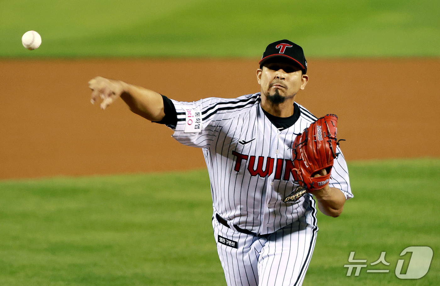 (서울=뉴스1) 이호윤 기자 = 14일 서울 송파구 잠실야구장에서 열린 프로야구 '2026 신한 SOL KBO 와일드카드 결정전 1차전' 두산 베어스와 LG 트윈스의 경기, 1회초 …