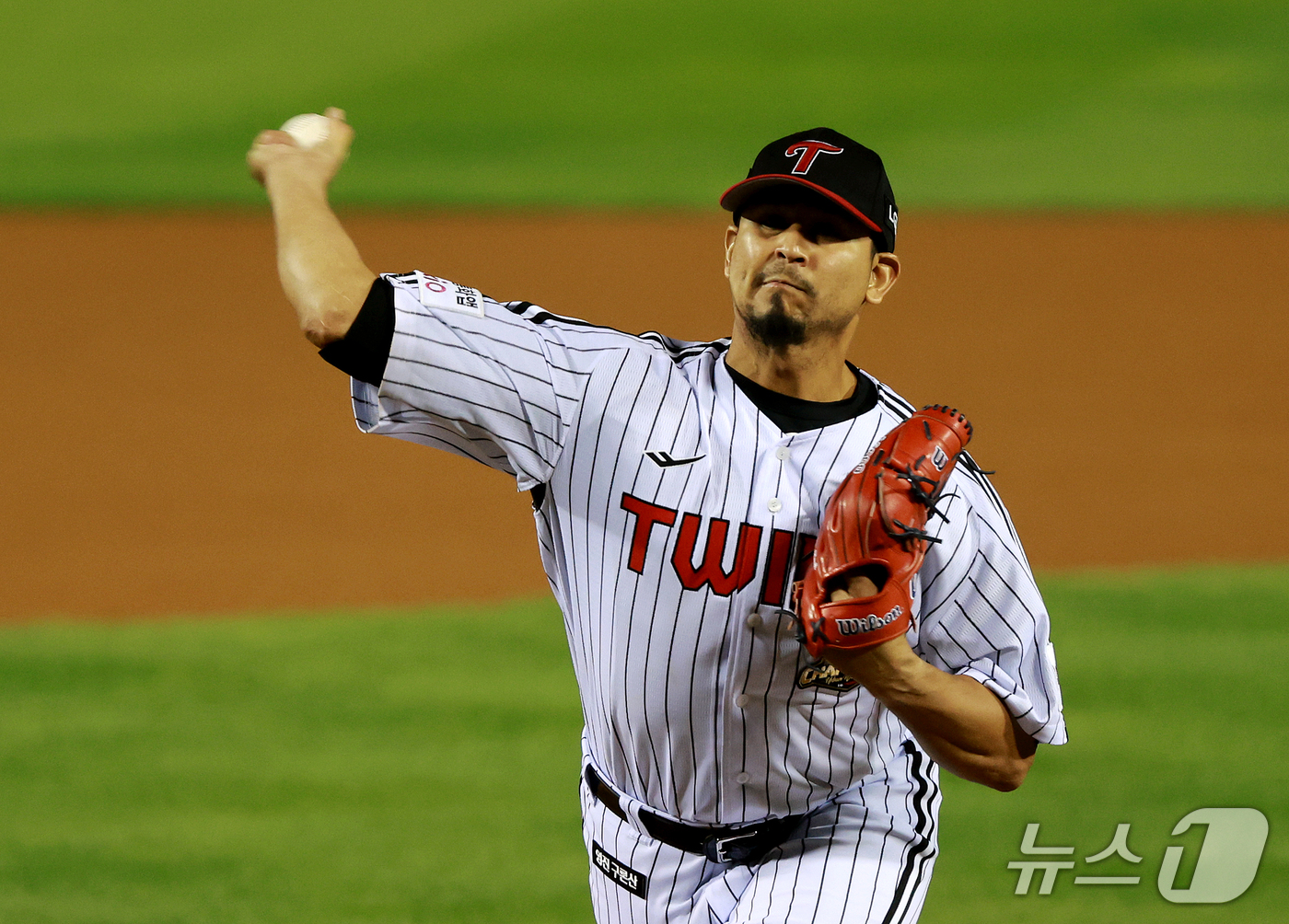 (서울=뉴스1) 이호윤 기자 = 14일 서울 송파구 잠실야구장에서 열린 프로야구 '2026 신한 SOL KBO 와일드카드 결정전 1차전' 두산 베어스와 LG 트윈스의 경기, 1회초 …