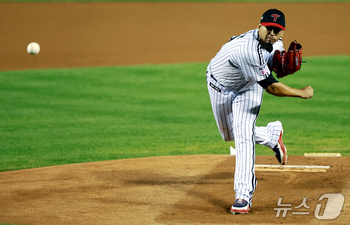 (서울=뉴스1) 이호윤 기자 = 14일 서울 송파구 잠실야구장에서 열린 프로야구 '2026 신한 SOL KBO 와일드카드 결정전 1차전' 두산 베어스와 LG 트윈스의 경기, 1회초 …