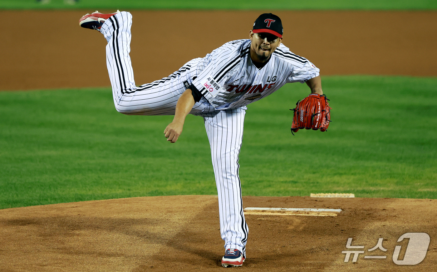 (서울=뉴스1) 이호윤 기자 = 14일 서울 송파구 잠실야구장에서 열린 프로야구 '2026 신한 SOL KBO 와일드카드 결정전 1차전' 두산 베어스와 LG 트윈스의 경기, 1회초 …