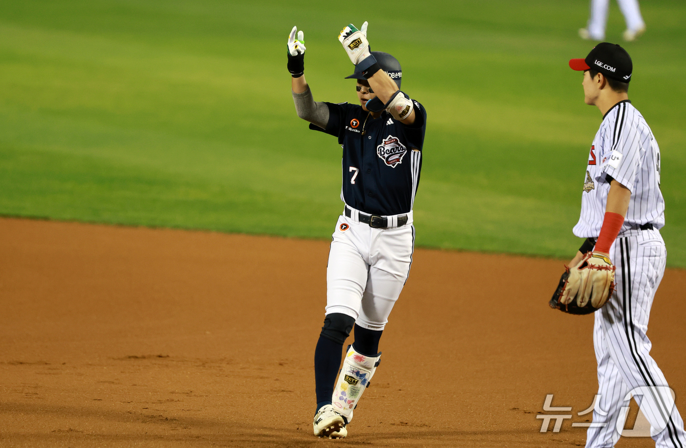 (서울=뉴스1) 이호윤 기자 = 14일 서울 송파구 잠실야구장에서 열린 프로야구 '2026 신한 SOL KBO 와일드카드 결정전 1차전' 두산 베어스와 LG 트윈스의 경기, 1회초 …