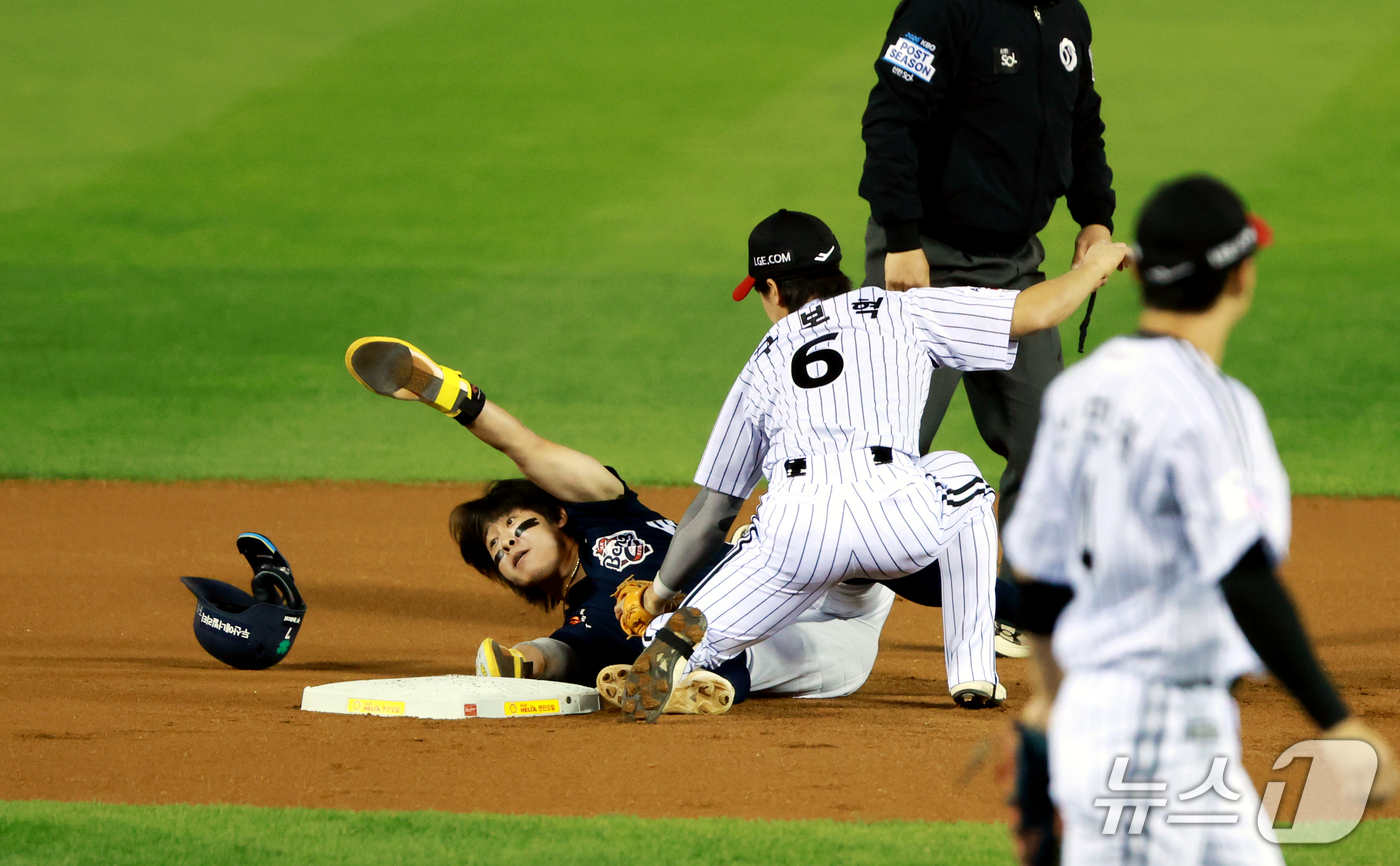 (서울=뉴스1) 이호윤 기자 = 14일 서울 송파구 잠실야구장에서 열린 프로야구 '2026 신한 SOL KBO 와일드카드 결정전 1차전' 두산 베어스와 LG 트윈스의 경기, 두산 …