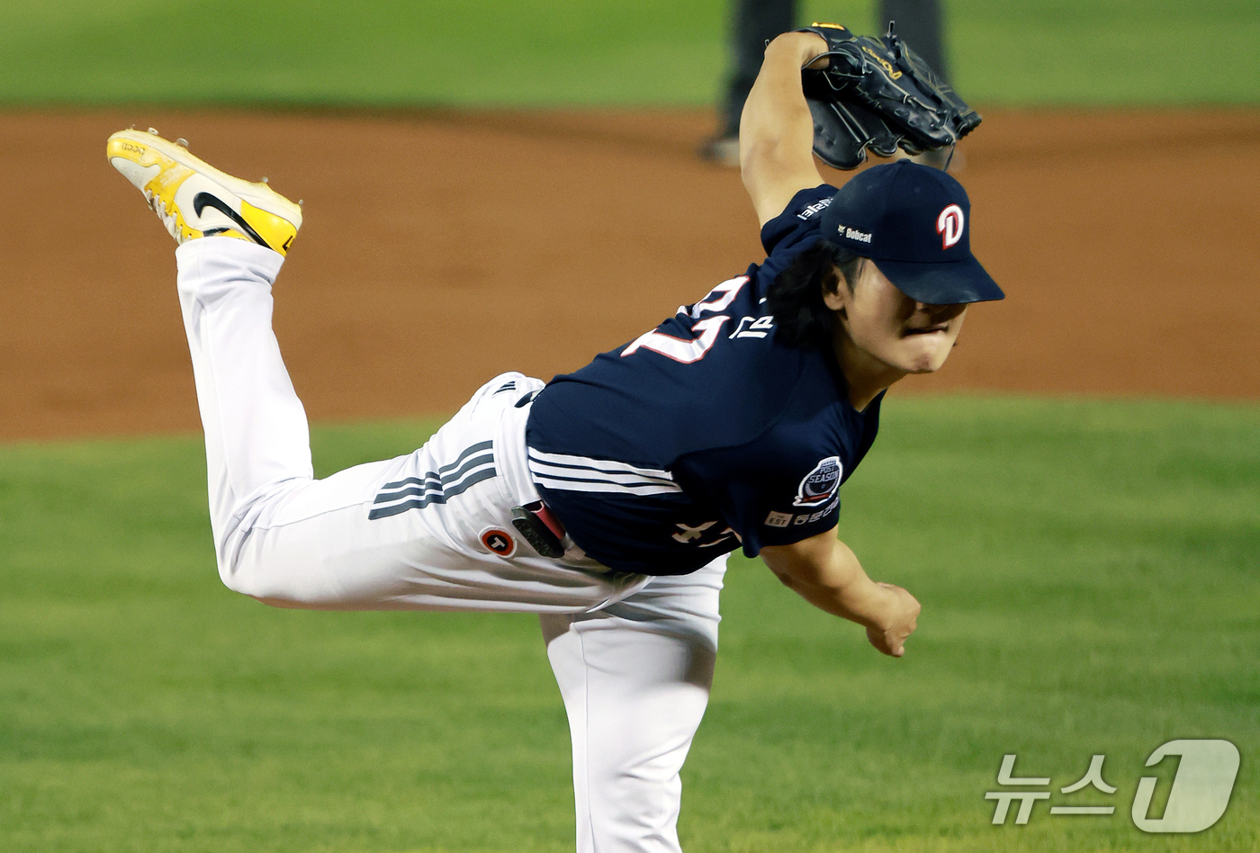(서울=뉴스1) 이호윤 기자 = 14일 서울 송파구 잠실야구장에서 열린 프로야구 '2026 신한 SOL KBO 와일드카드 결정전 1차전' 두산 베어스와 LG 트윈스의 경기, 1회말 …