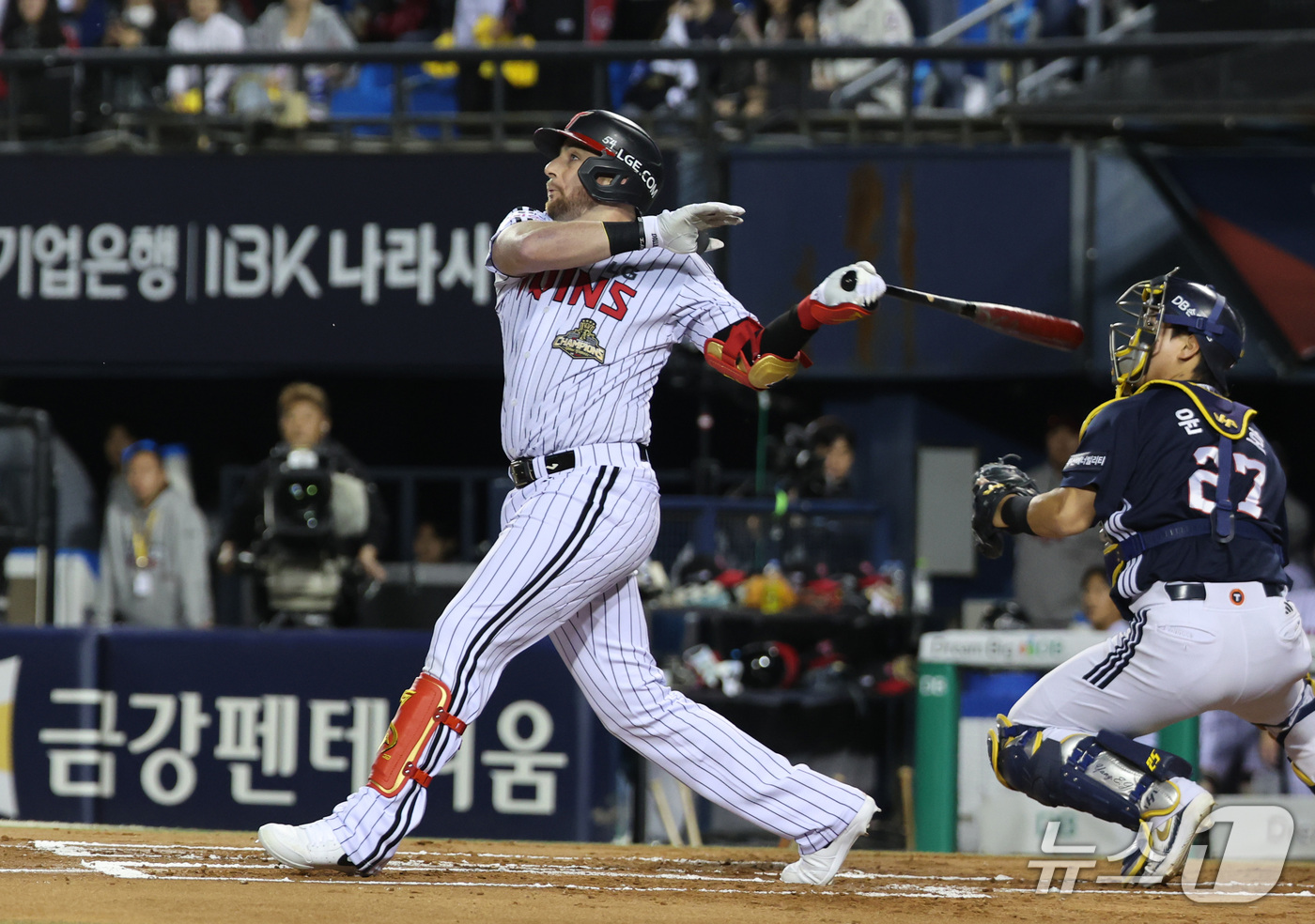 (서울=뉴스1) 박지혜 기자 = 14일 서울 잠실야구장에서 열린 2026 신한 SOL KBO 포스트시즌 와일드카드 결정전 1차전 LG 트윈스와 두산 베어스의 경기에서 1회말 1사 …