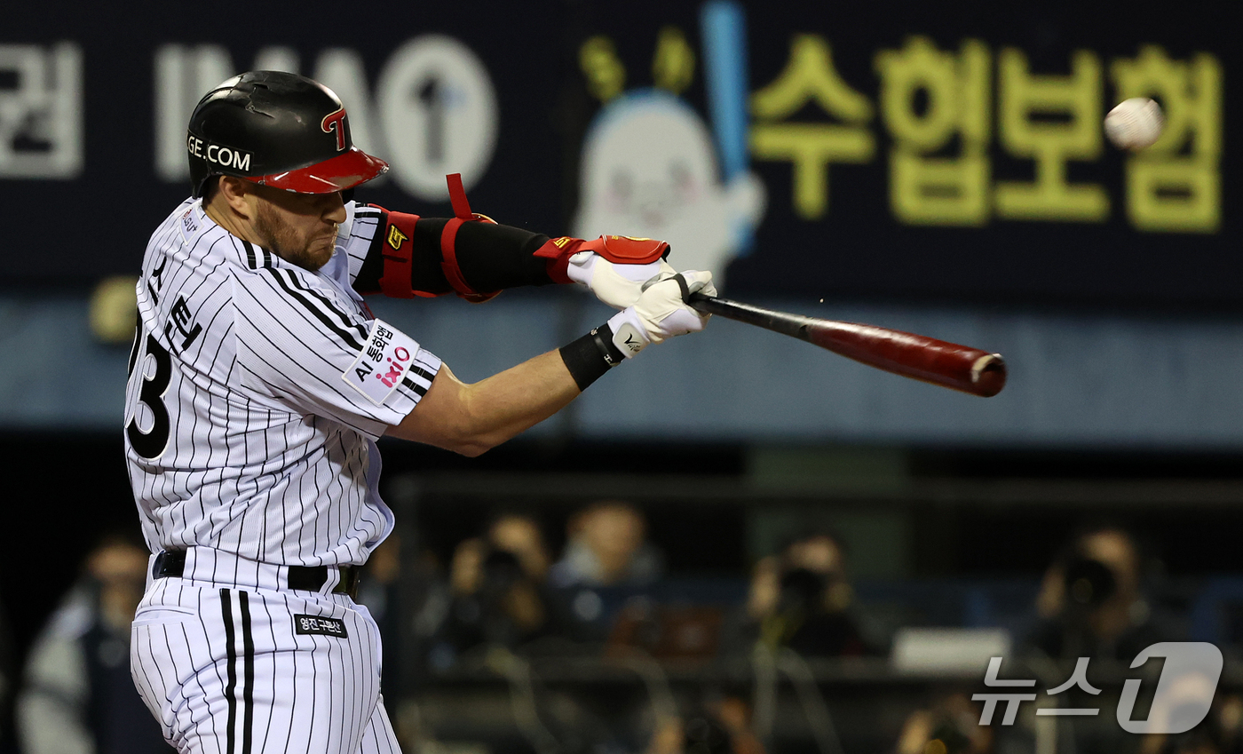 (서울=뉴스1) 김진환 기자 = 14일 오후 서울 송파구 잠실야구장에서 열린 프로야구 '2026 신한 SOL KBO 와일드카드 결정전 1차전' 두산 베어스와 LG 트윈스의 경기, …