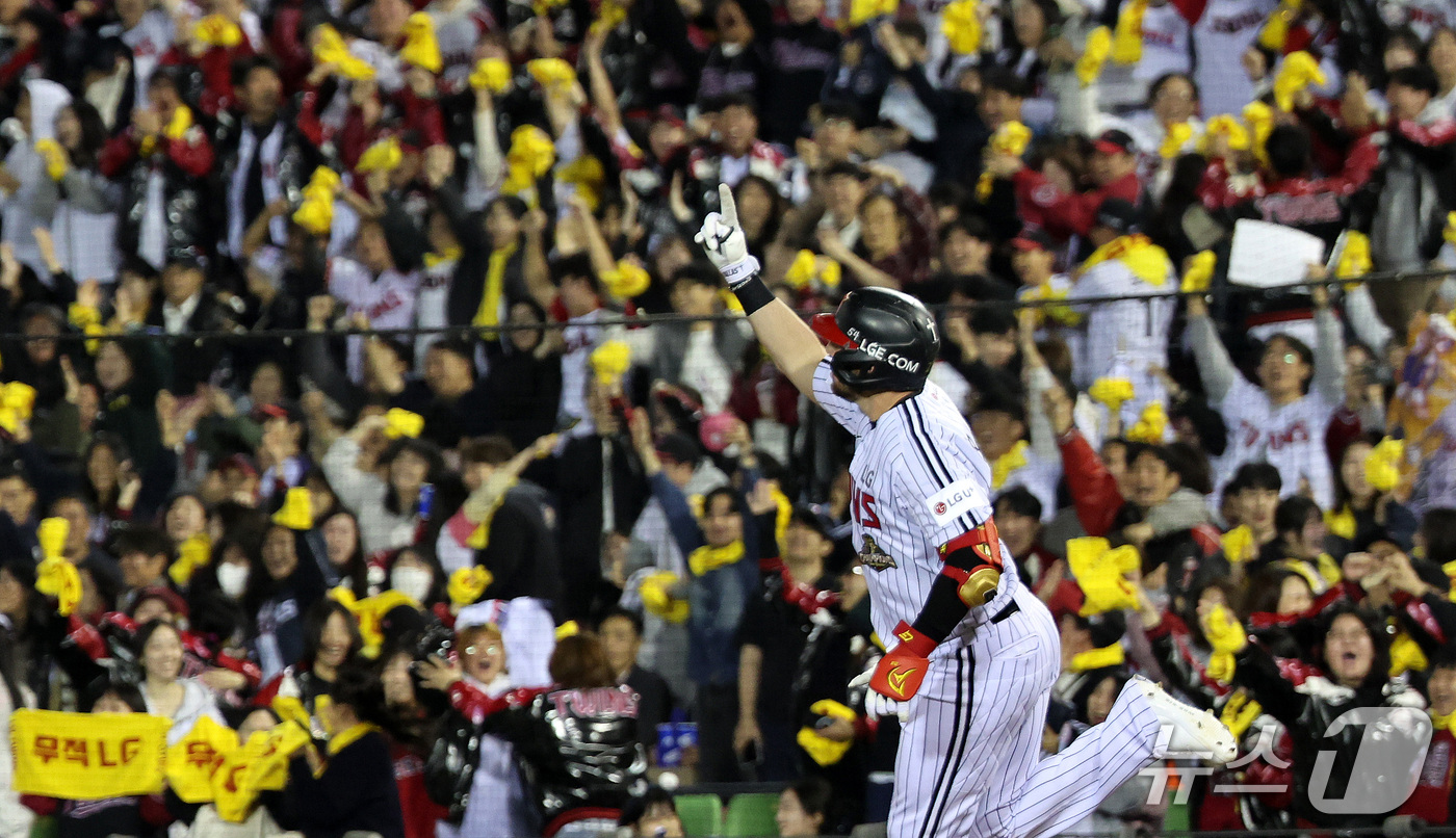 (서울=뉴스1) 박지혜 기자 = 14일 서울 잠실야구장에서 열린 2026 신한 SOL KBO 포스트시즌 와일드카드 결정전 1차전 LG 트윈스와 두산 베어스의 경기에서 1회말 1사 …