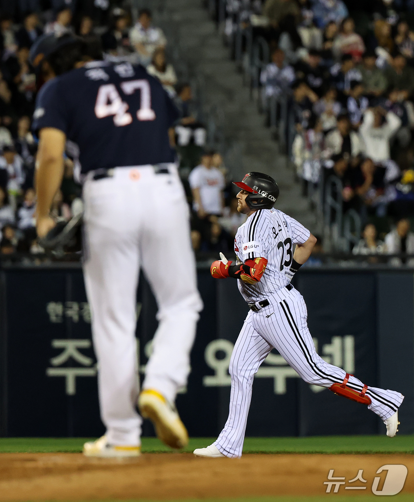 (서울=뉴스1) 김진환 기자 = 14일 오후 서울 송파구 잠실야구장에서 열린 프로야구 '2026 신한 SOL KBO 와일드카드 결정전 1차전' 두산 베어스와 LG 트윈스의 경기, …
