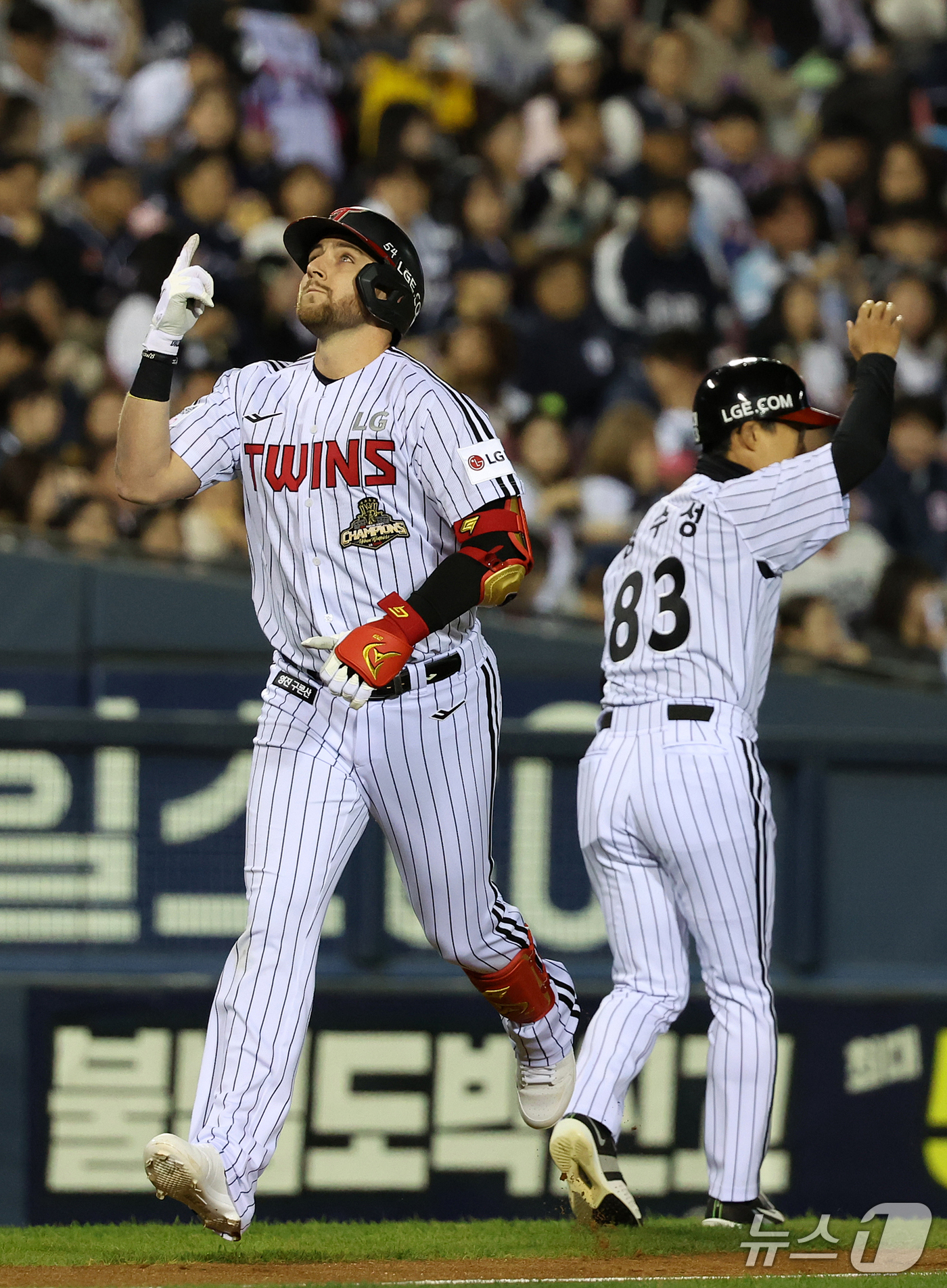 (서울=뉴스1) 김진환 기자 = 14일 오후 서울 송파구 잠실야구장에서 열린 프로야구 '2026 신한 SOL KBO 와일드카드 결정전 1차전' 두산 베어스와 LG 트윈스의 경기, …
