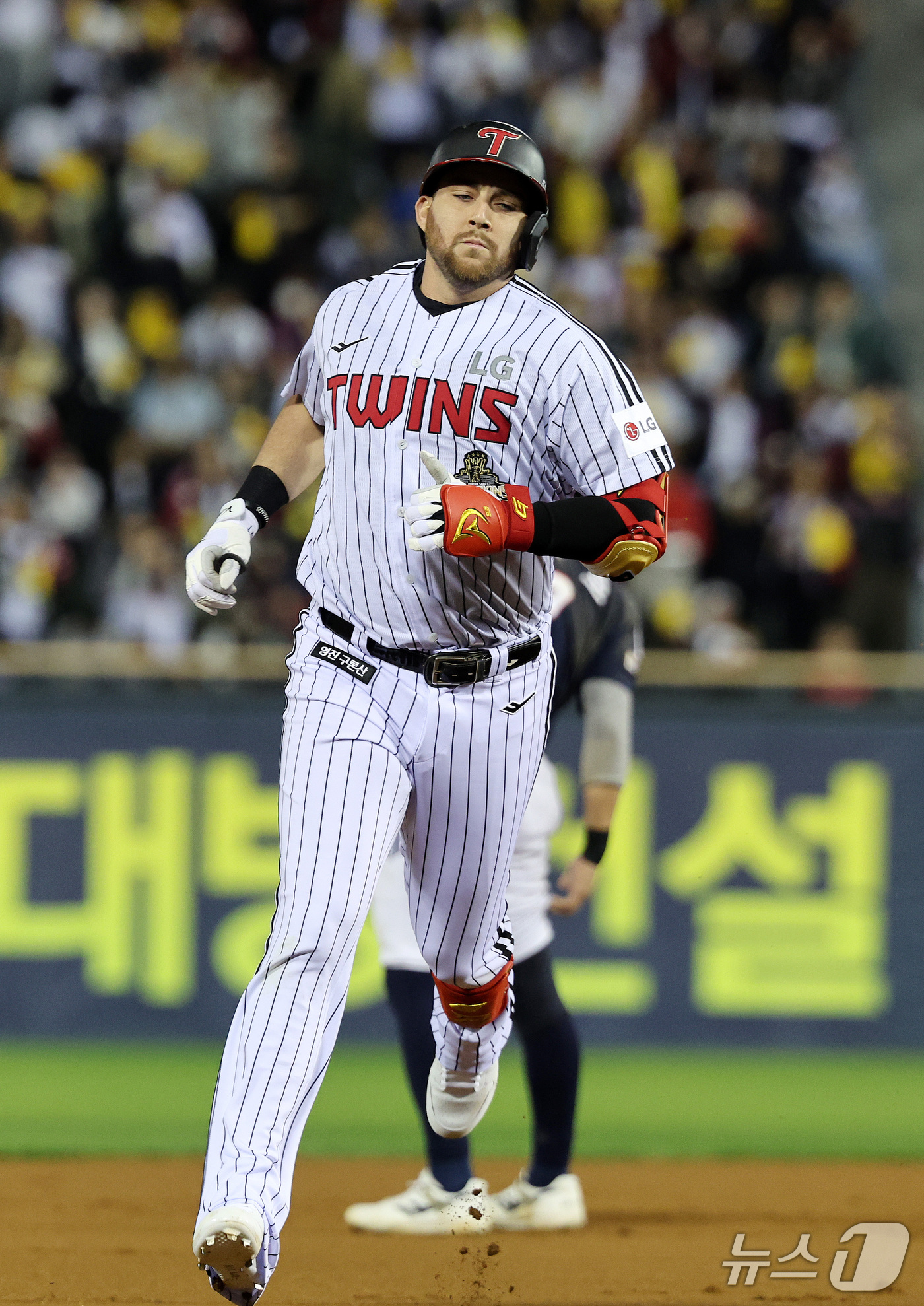 (서울=뉴스1) 박지혜 기자 = 14일 서울 잠실야구장에서 열린 2026 신한 SOL KBO 포스트시즌 와일드카드 결정전 1차전 LG 트윈스와 두산 베어스의 경기에서 1회말 1사 …