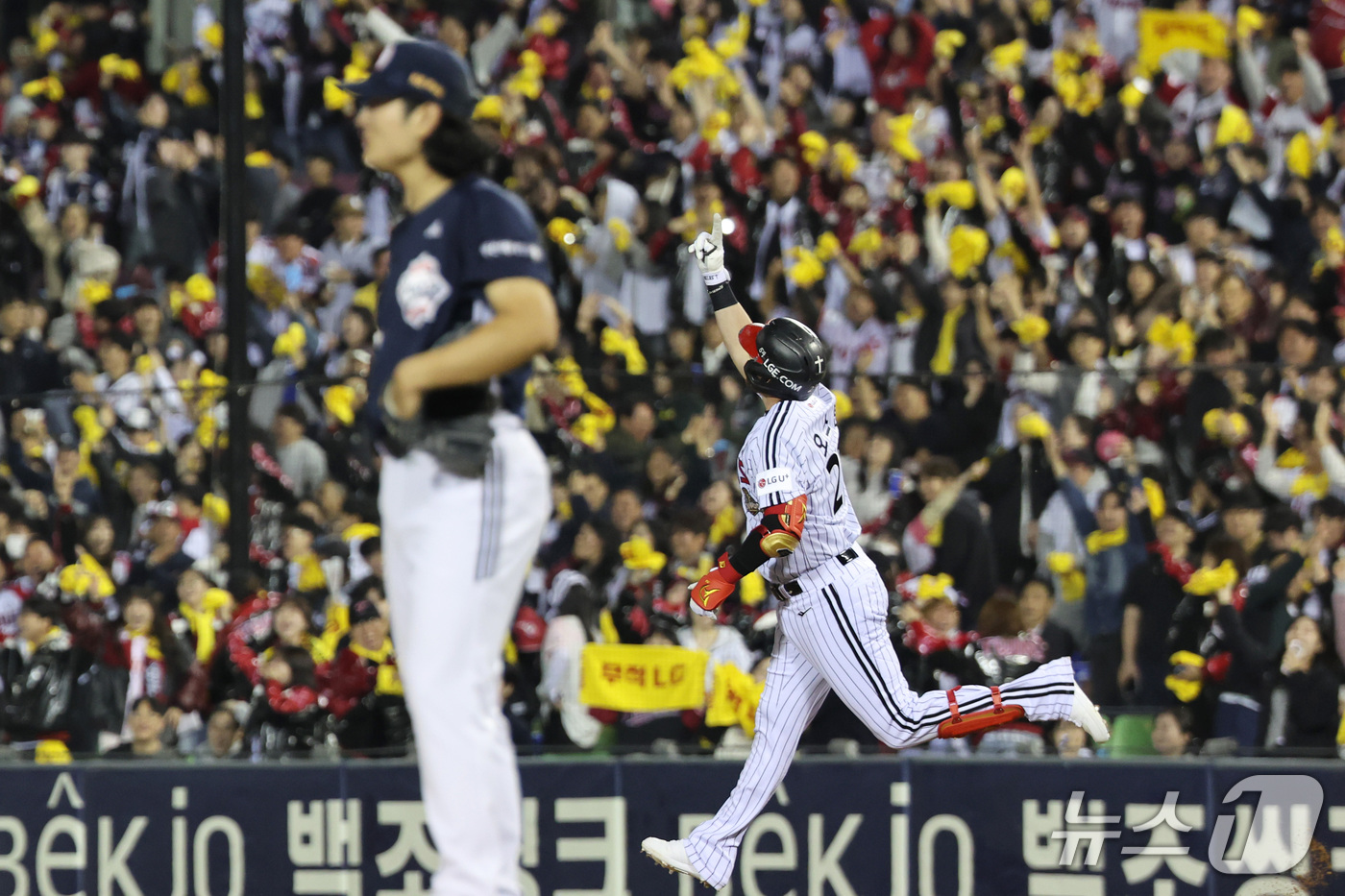 (서울=뉴스1) 박지혜 기자 = 14일 서울 잠실야구장에서 열린 2026 신한 SOL KBO 포스트시즌 와일드카드 결정전 1차전 LG 트윈스와 두산 베어스의 경기에서 1회말 1사 …